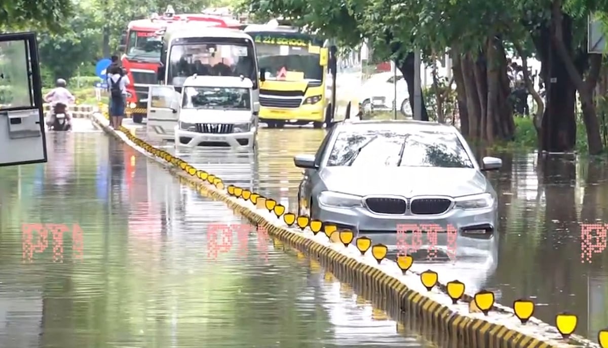 Delhi roads flooded